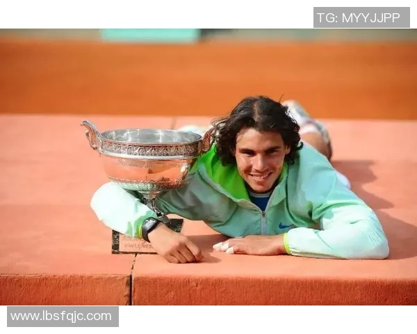 足球明星儿子们的成长瞬间壁纸精选展现他们的运动天赋与家庭温情